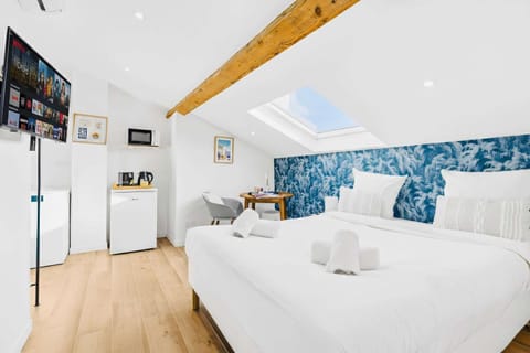 Seating area, Dining area, Bedroom