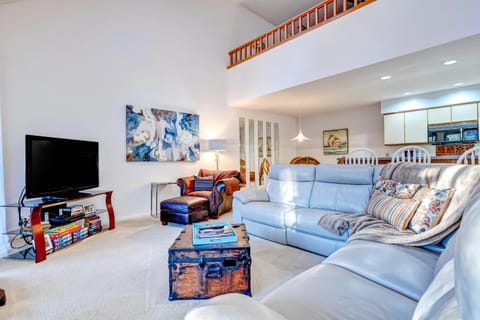 Spacious townhome in perfect location with screened patio, central AC, & WiFi House in Sunset Beach