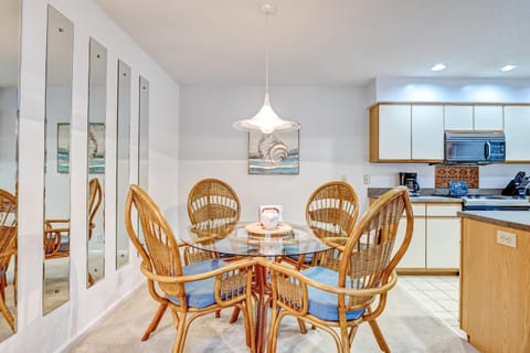 Spacious townhome in perfect location with screened patio, central AC, & WiFi House in Sunset Beach