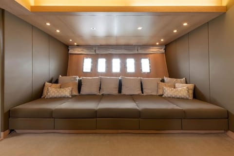 Votre Palace Flottant sur la Croisette à Cannes Docked boat in Cannes