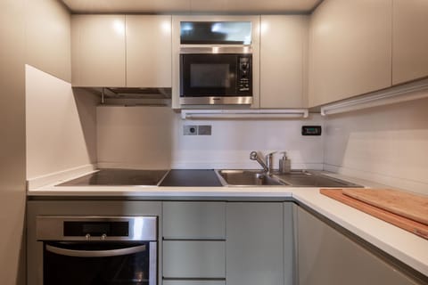 Votre Palace Flottant sur la Croisette à Cannes Docked boat in Cannes