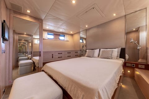 Votre Palace Flottant sur la Croisette à Cannes Docked boat in Cannes