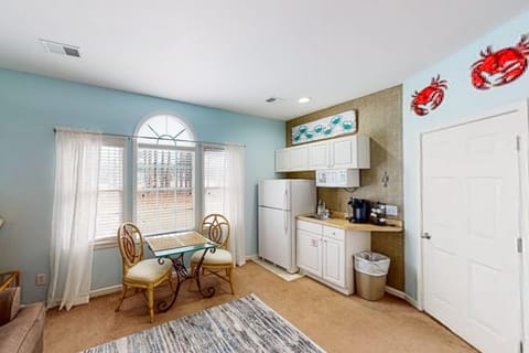 Convenient studio with outdoor pool, patio, central AC & beach access House in Sunset Beach