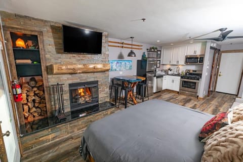 Walk to the lifts hot tub covered parking luxury House in Kirkwood