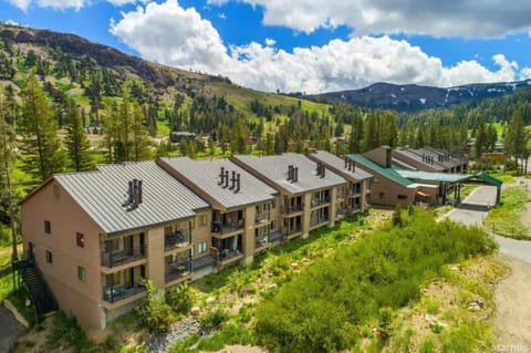 Walk to the lifts hot tub covered parking luxury House in Kirkwood