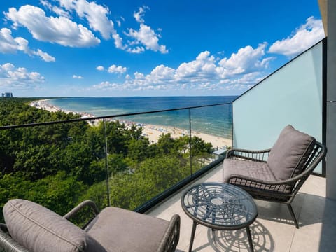 Day, Natural landscape, View (from property/room), Balcony/Terrace, Seating area, Beach, Sea view, Location, sunbed