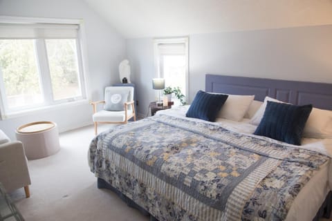 Bed, Photo of the whole room, Seating area, Bedroom