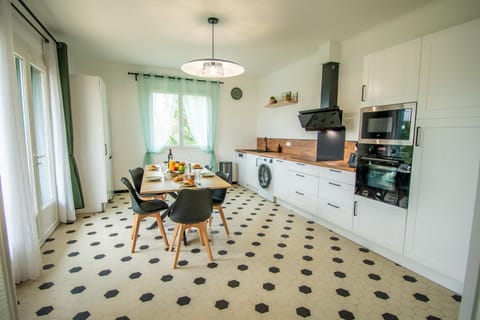 Kitchen or kitchenette, Dining area