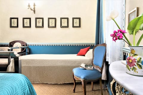 Bed, Living room, Other, Photo of the whole room, Decorative detail, bunk bed