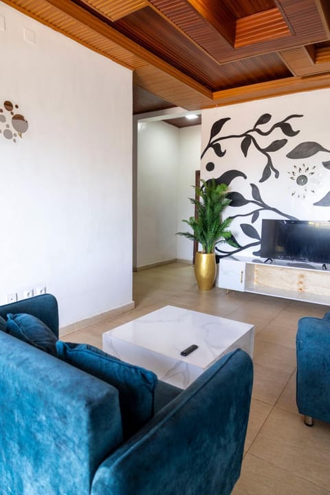 Bed, Living room, Photo of the whole room, Seating area, Bedroom
