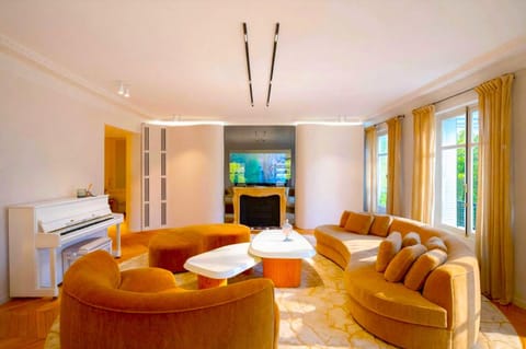 TV and multimedia, Living room, Seating area