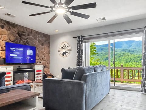 Natural landscape, TV and multimedia, Living room, Seating area, Evening entertainment, Mountain view, fireplace