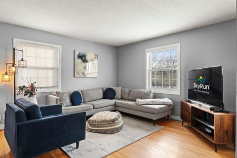 Day, TV and multimedia, Living room, Seating area