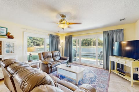 Lakefront condo with patio, AC, & water views plus pool & tennis House in Calabash