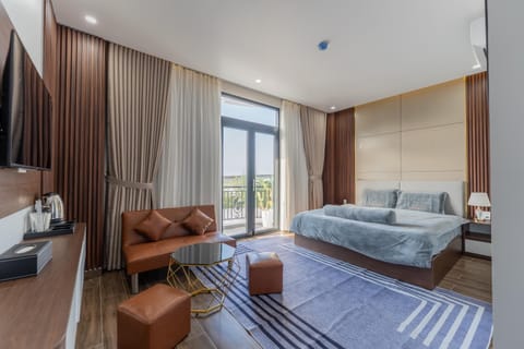 Bed, TV and multimedia, Living room, Photo of the whole room, Seating area, Bedroom