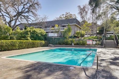 Pool Access! Base to Visit Stanford, See World Cup Apartment in Menlo Park
