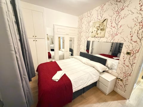 Photo of the whole room, towels