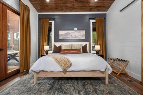 Brand New Cabin Pool Pickleball Mini-Golf Sauna Cabin in Broken Bow