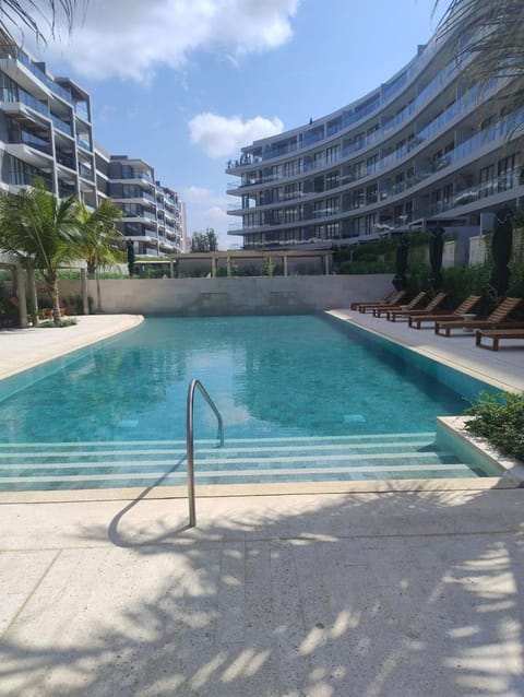 Property building, Day, Pool view, Swimming pool, Swimming pool, sunbed