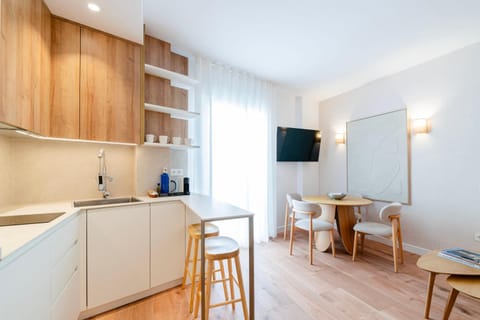 TV and multimedia, Kitchen or kitchenette, Living room, Dining area, stove