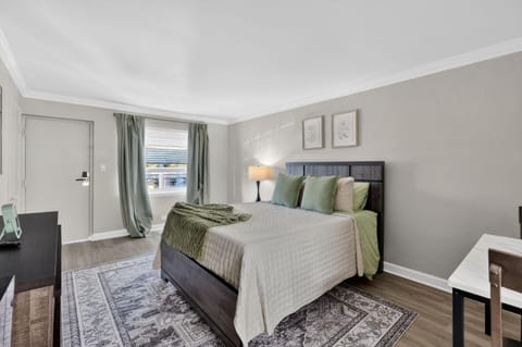 Bed, Living room, Photo of the whole room, Seating area, Bedroom