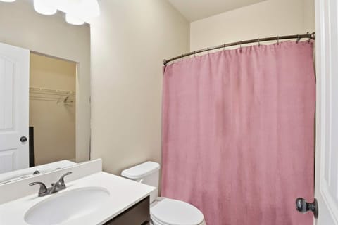 Winter Steals Cozy & Modern Private Cottage Apartment in College Station