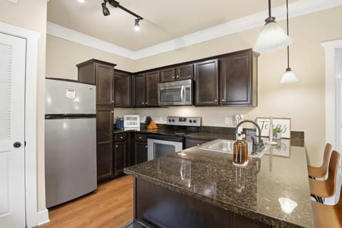 Winter Steals Cozy & Modern Private Cottage Apartment in College Station