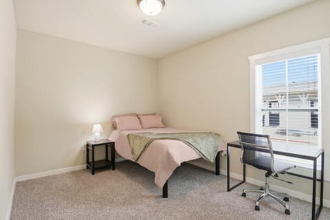 Winter Steals Cozy & Modern Private Cottage Apartment in College Station