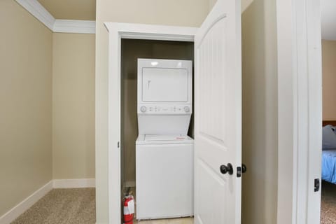 Winter Steals Cozy & Modern Private Cottage Apartment in College Station