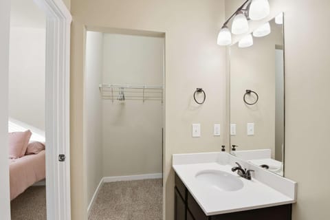 Stay near Texas A&M Spacious Cottage with Clubhouse Apartment in College Station