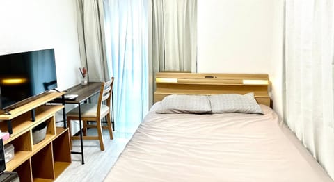 Bed, TV and multimedia, Photo of the whole room, Bedroom