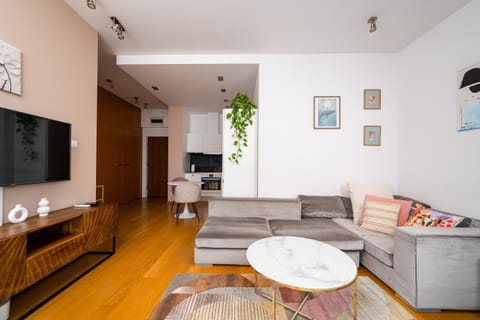 Communal lounge/ TV room, TV and multimedia, Living room, Seating area, Evening entertainment