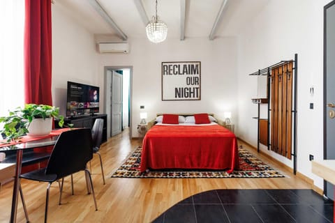 Communal lounge/ TV room, Bed, TV and multimedia, Living room, Photo of the whole room, Seating area, Dining area, Evening entertainment, Bedroom, fireplace, hair dresser, air conditioner
