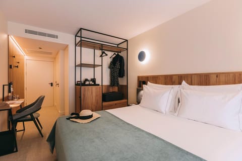 Bed, Photo of the whole room, Seating area, Bedroom, wardrobe, air conditioner