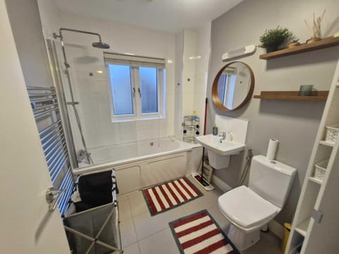 Contemporary 2BDR House with Parking in Dublin House in Dublin