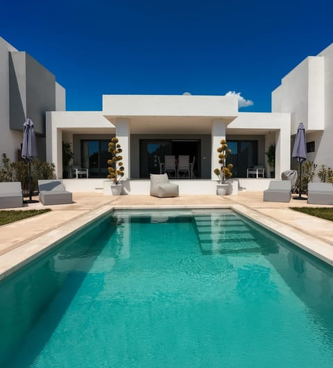 Swimming pool, sunbed