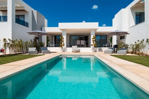 Pool view, Swimming pool, sunbed