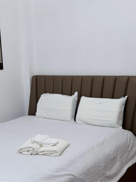 Bed, Photo of the whole room, towels