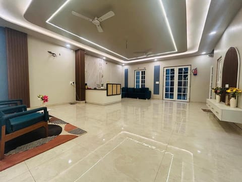 Communal lounge/ TV room, Living room, Seating area, air conditioner