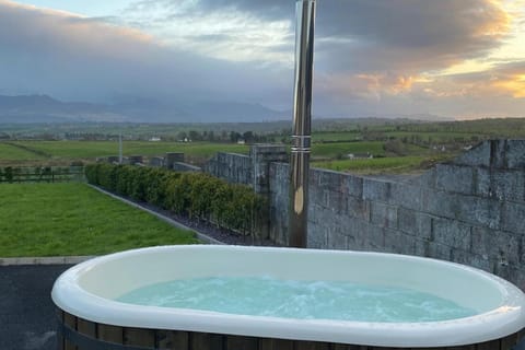 Nearby landmark, Day, Hot Tub, Mountain view, Sunrise, Sunset