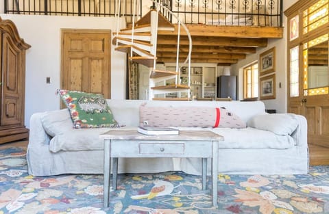 Authentic and Charming French-inspired Cottage House in Franschhoek