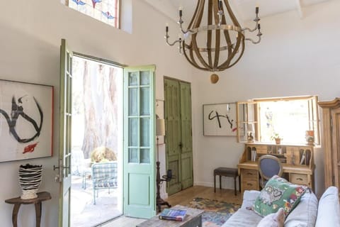 Authentic and Charming French-inspired Cottage House in Franschhoek