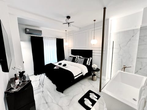 Bed, Photo of the whole room, Bedroom, Bath, towels