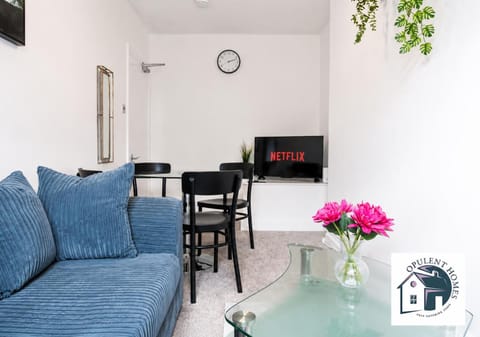 Communal lounge/ TV room, TV and multimedia, Living room, Seating area, Dining area, Evening entertainment
