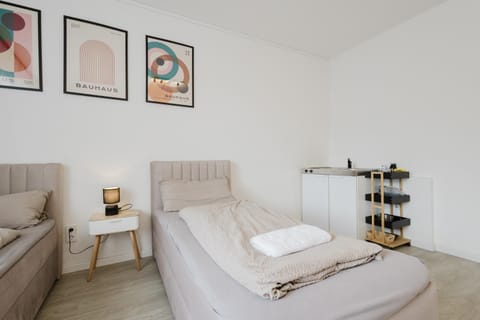Bed, Living room, Photo of the whole room, towels
