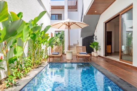 Property building, Patio, Swimming pool, Swimming pool, sunbed