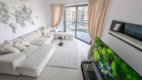 TV and multimedia, View (from property/room), Living room, City view, Sea view
