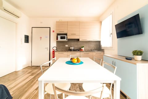 TV and multimedia, Kitchen or kitchenette, Dining area, heating, oven, stove, air conditioner