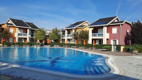 Swimming pool, sunbed