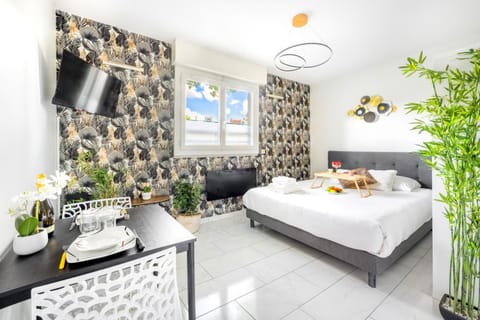 Property building, Bed, Night, TV and multimedia, Photo of the whole room, Dining area, Bedroom, towels